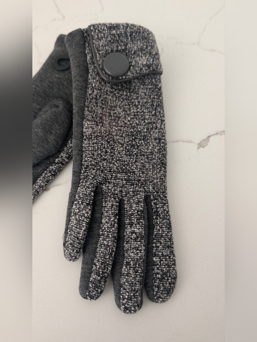 New UGG Australia Gray Knit Touchscreen Gloves Women One Size NWT Winter Cozy - Picture 3 of 6